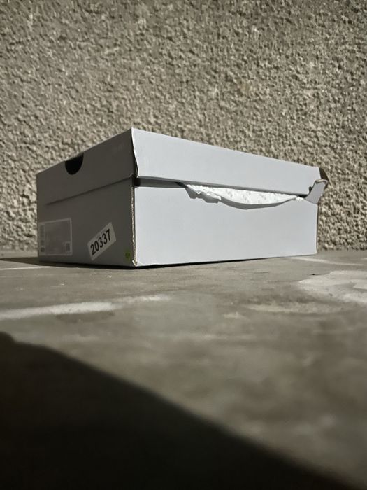 Air force 1 legit, rope laced. De obicei avem orice marime