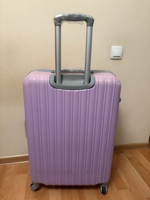 Продам новый чемодан