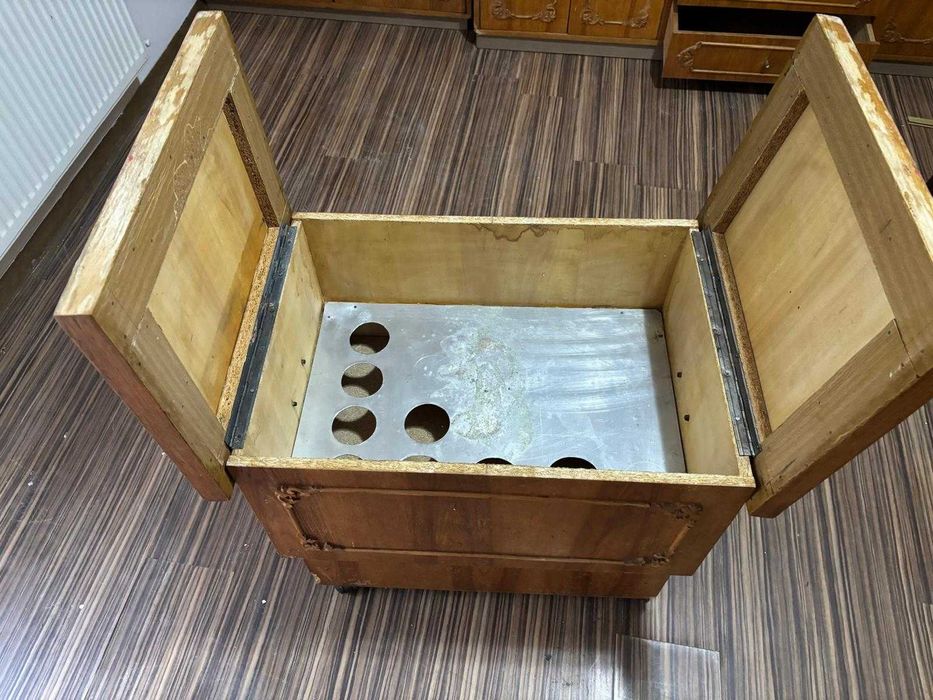 Mobila de vanzare