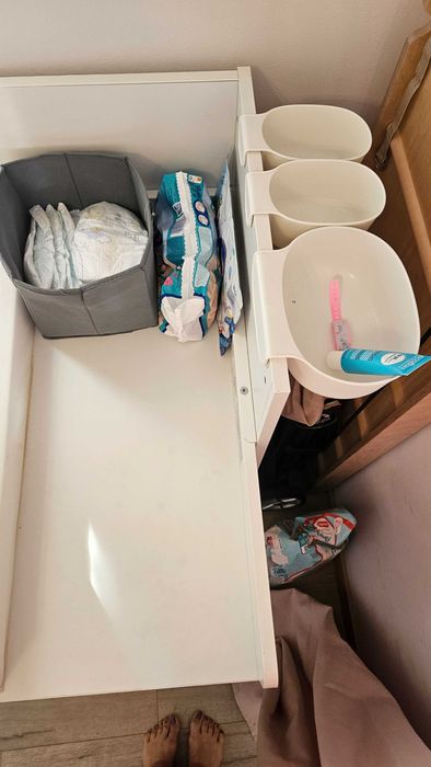 Vând măsuță de înfășat Ikea