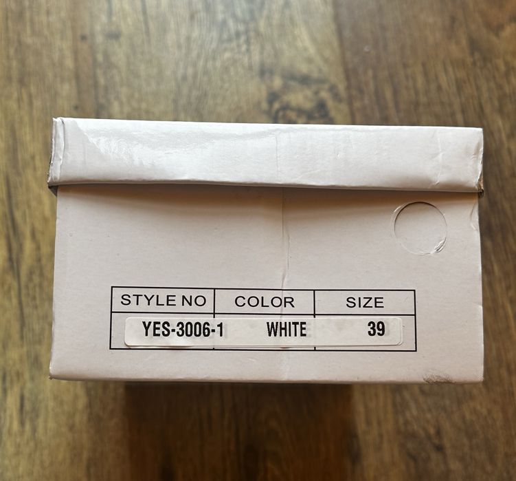 Дамски обувки на ток с камъчета