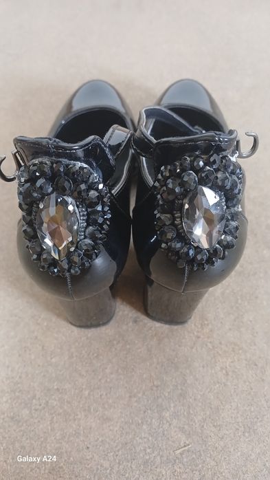 Tufli  qora rangda narxi 150000 yana kelishamiz telefon qilsangiz aaaa