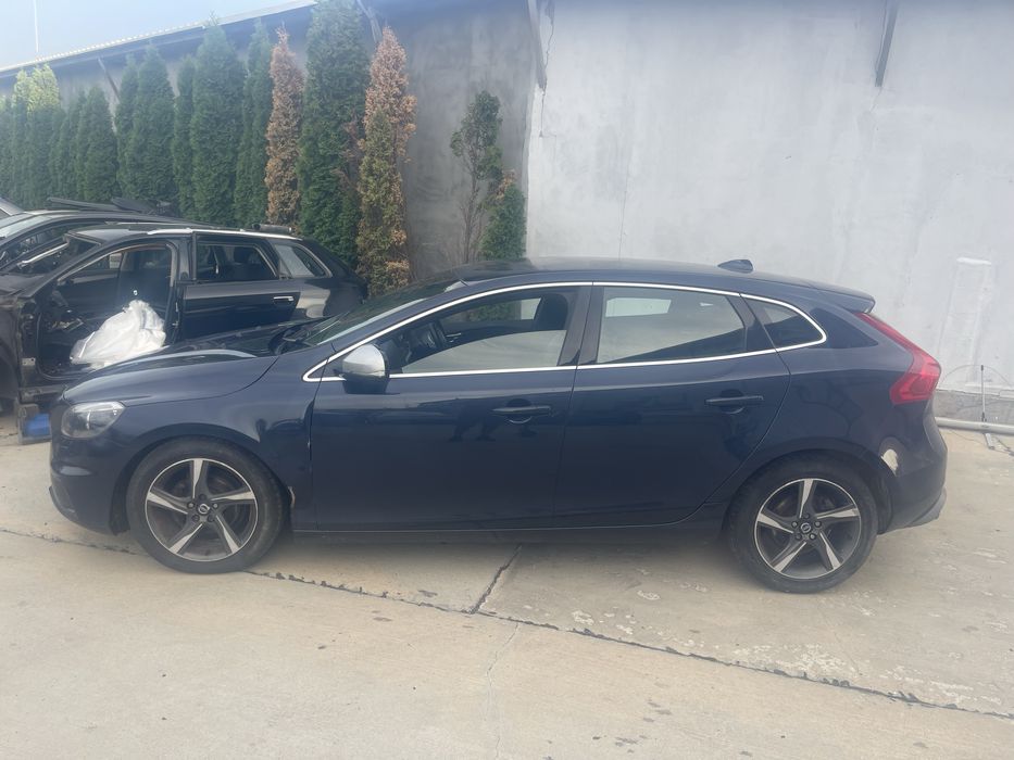 Волво V40 На части