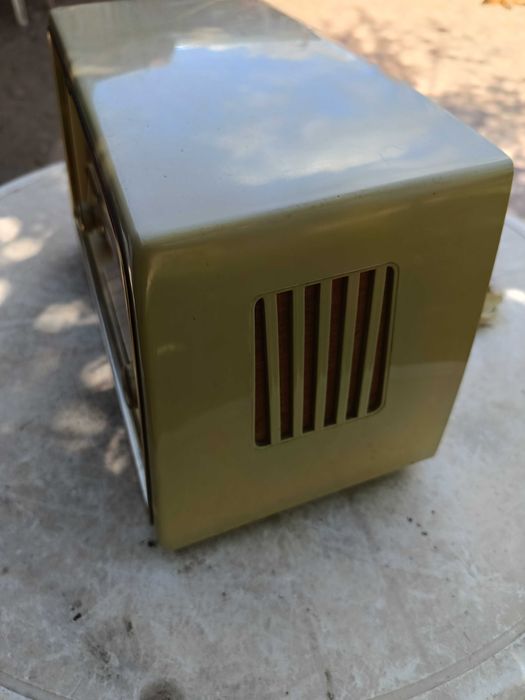 Лампово радио "Grundig", отлично състояние, УКВ, работещо.