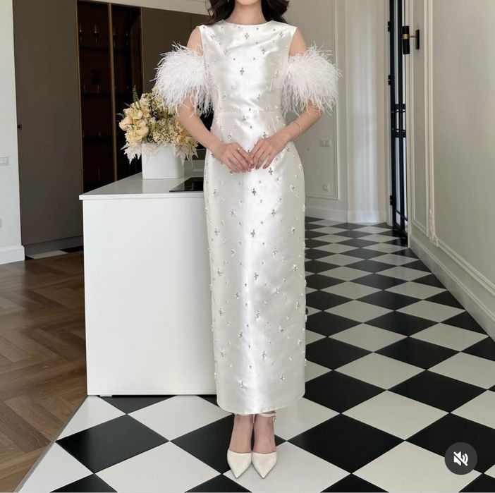 Продам платье нарядное, с натуральными перьями