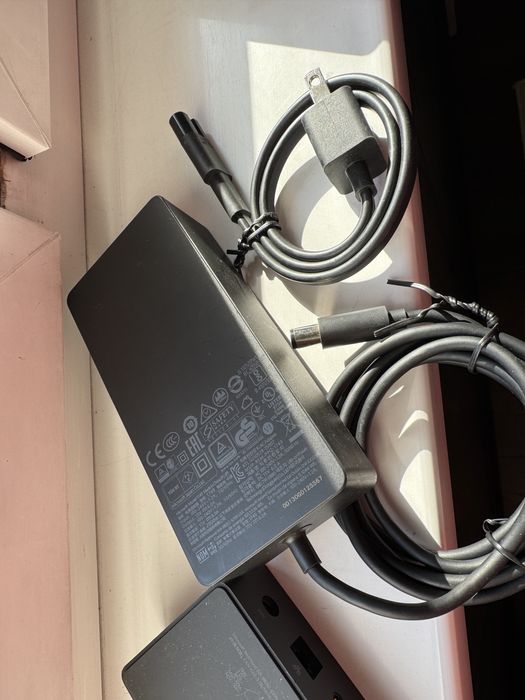 Продам зарядку и док станцию microsoft surface