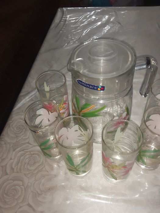 Графины с бокалами ,вазы для цветов