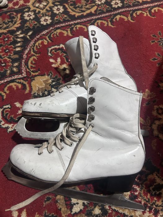 Продам два пар коньков