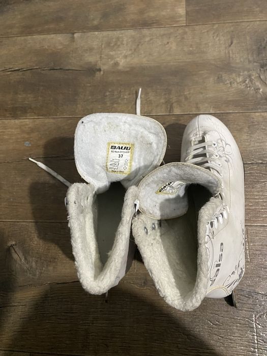 Продам коньки женские