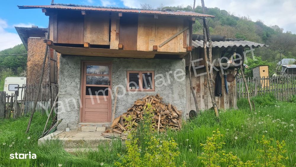 Casă de vânzare în comuna Mălureni, sat Mălureni, județ Argeș.