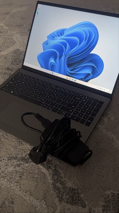 Dell Vostro 5625 Ryzen 5 / 16GB RAM / 512GB SSD / Tastatură iluminată