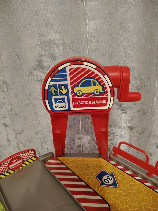 Продам Паркинг для машинок с лифтом.