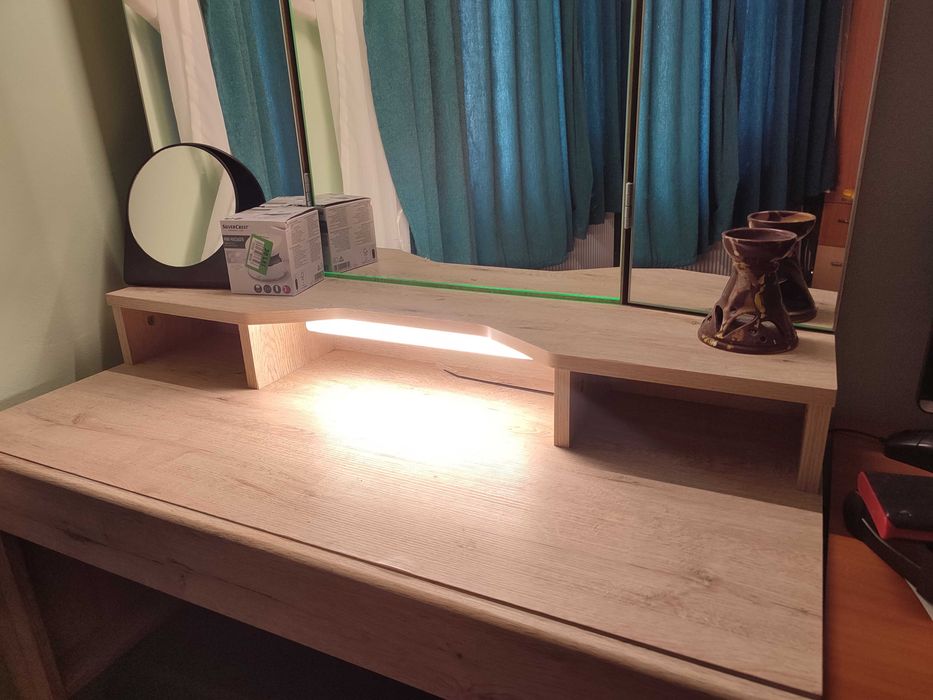 Masă de fardat cu oglindă și becuri