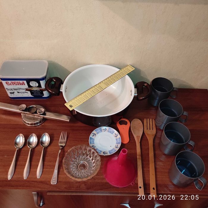 ГОЛЯМ кухненски ЛОТ-тенджера,затварачка,лъжици,чаши супер евтино!