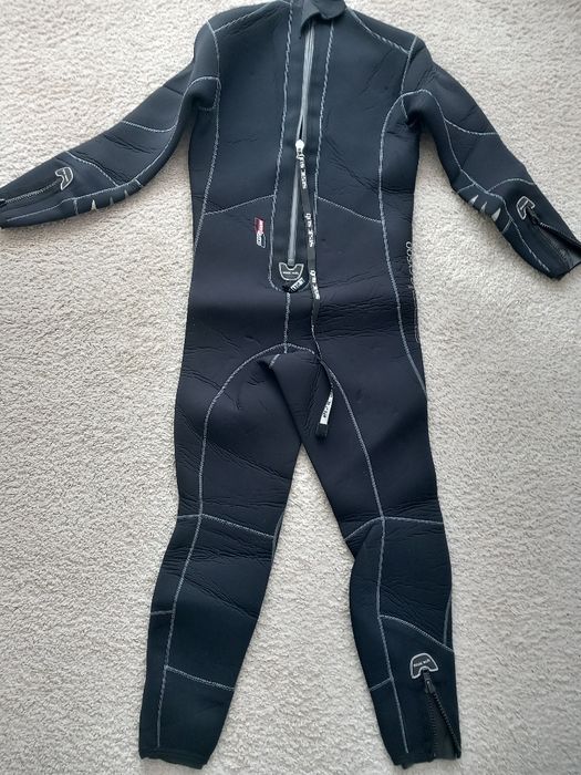 Vând costume pentru scufundări, diblverse mărimi și grosimi,noi,import