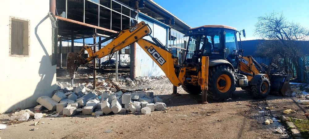 executam demolari , buldoexcavator cu picon, defrisari