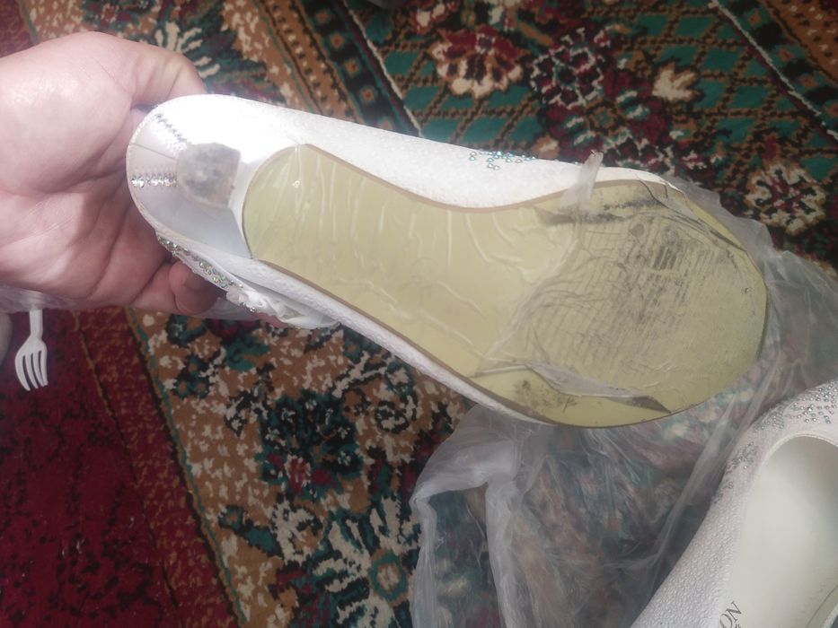 Бир мартадан кийилган. 38 туфли. Ковуш 40 размер  Ковуш размери 40.Ҳар