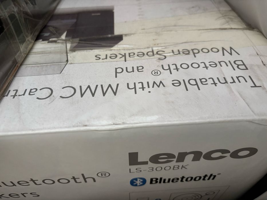 Виниловый проигрыватель Lenco LS-300BK с колонками