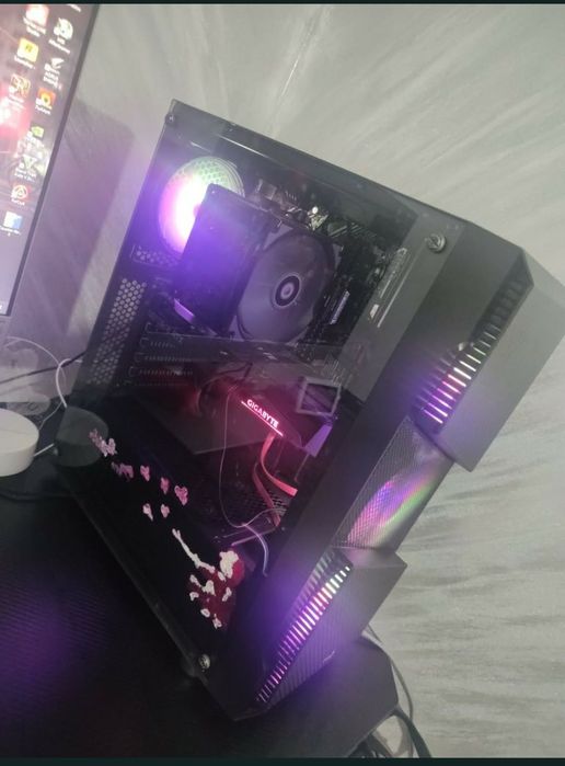 Carcasă PC Aerocool cu panou lateral din sticlă securizată și 4 ventilatoare RGB