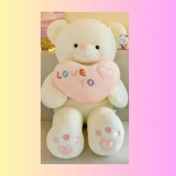 Голямо плюшено мече, със сърчице