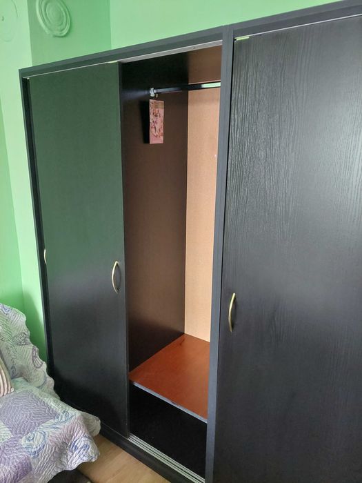Гардероб с плъзгащи врати