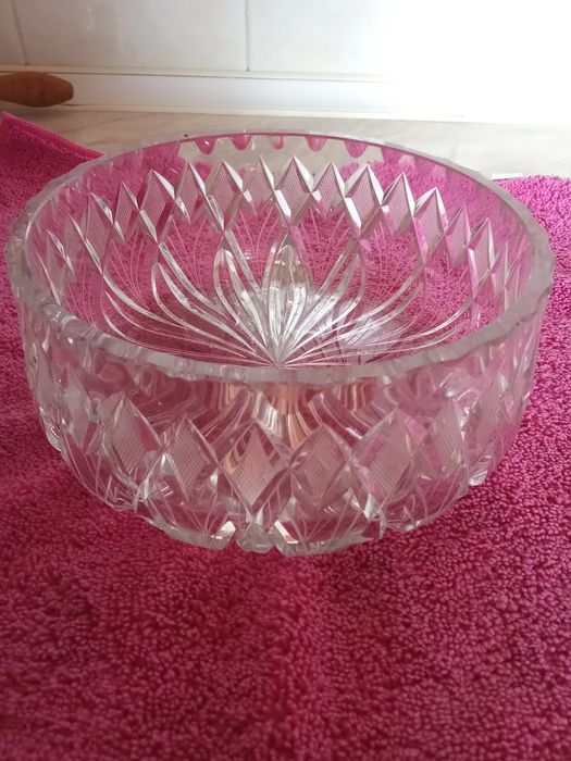 Фужеры, салатницы, графин , стаканы.