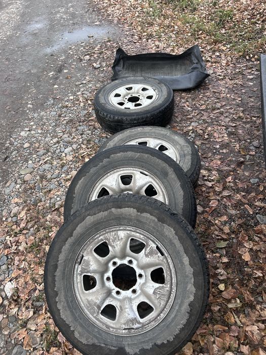 Диски и два комплекта резины  215/75 R16 разболтовка 6 139.7 шины