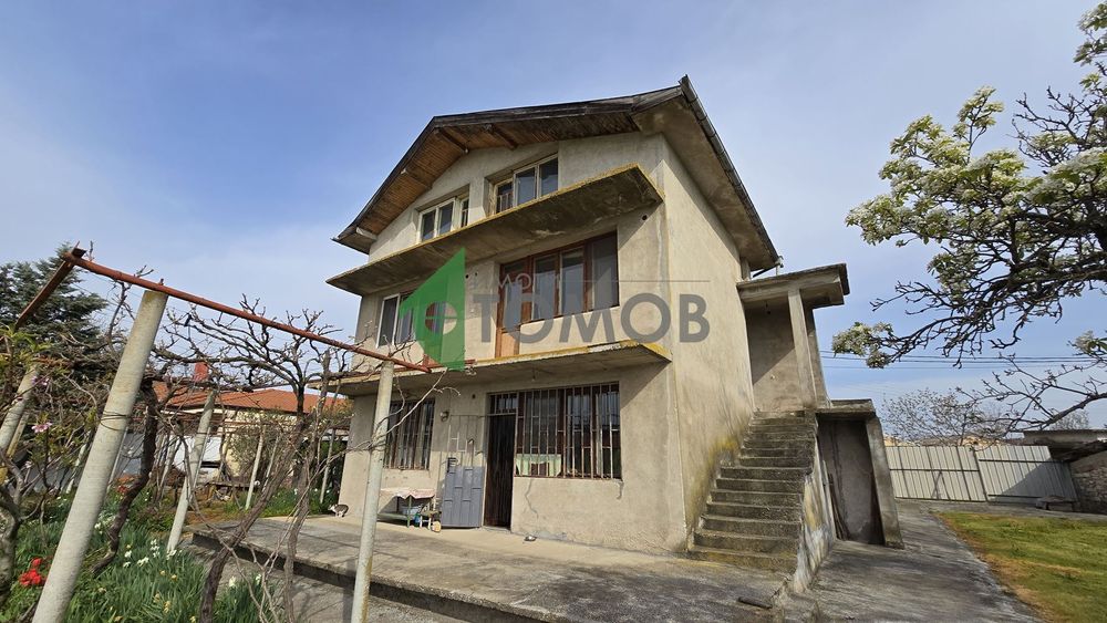 Здрава триетажна къща в село Загоре