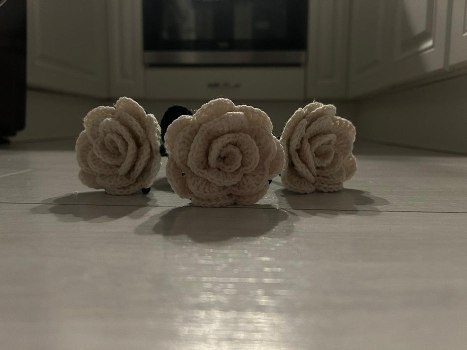 Ръчно плетени рози и играчки