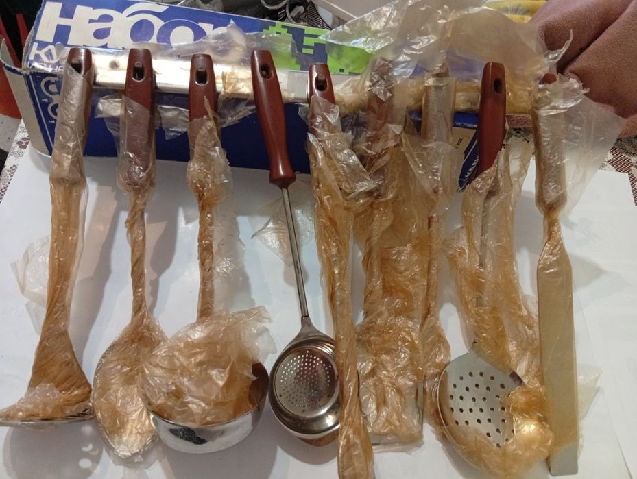 Комплект кухненски прибори 10 броя и закачалка, неръждаема стомана