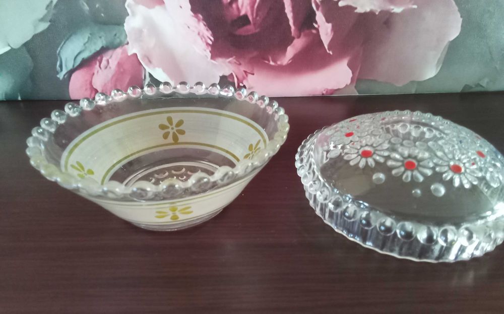 Старинна стъклена купичка с капак