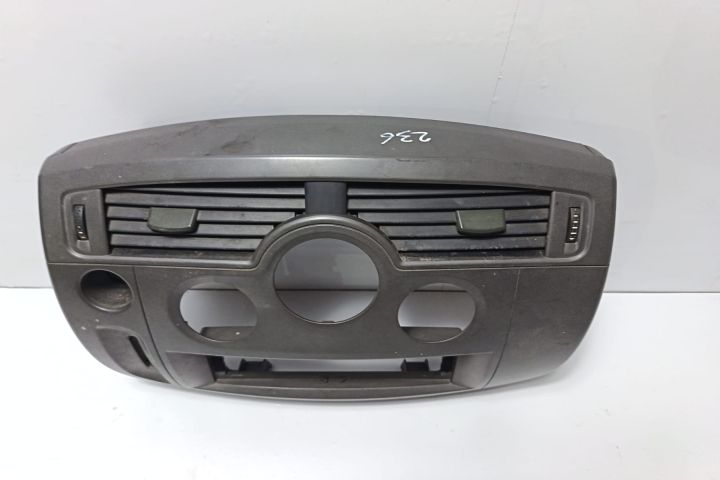 Grila ventilatie centrala cu ornament 8200140713 Renault Scenic a 2-a