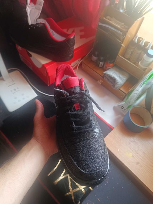 Nike personalizați – sclipici negru + talpă roșie