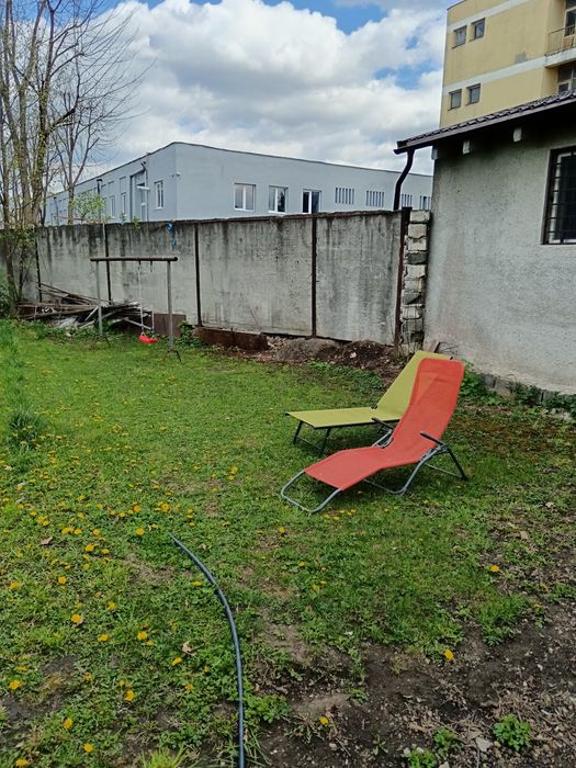 Vând garsoniera la curte