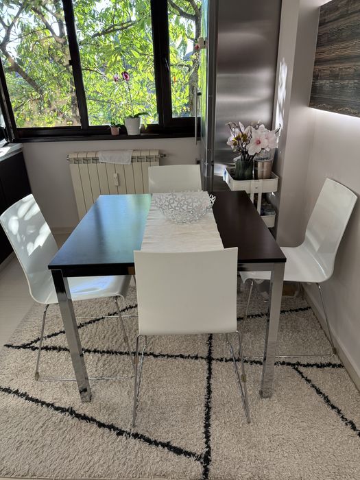 Трапезарна маса с четири стола