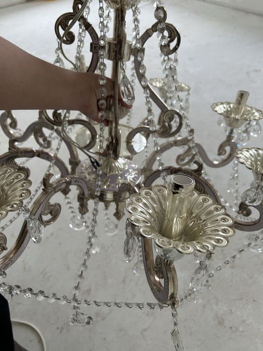 Продам люстру 8 рожковая