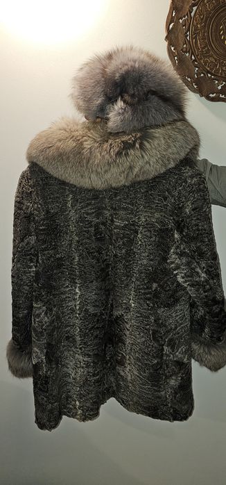 Haina de blana astrahan cu vulpe polara