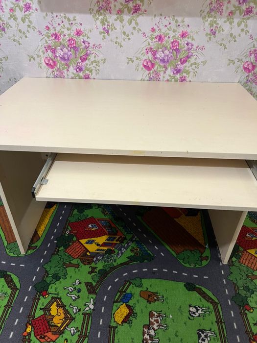 Парта  и полка для книжек. Стол