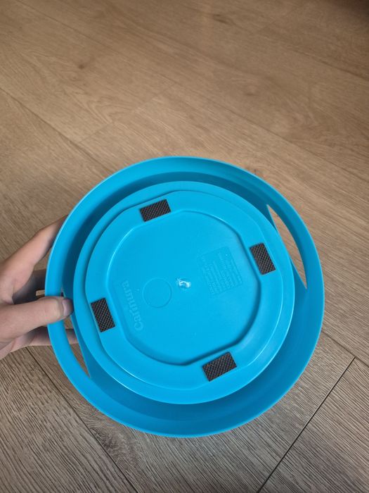 Котешка тоалетна и купички