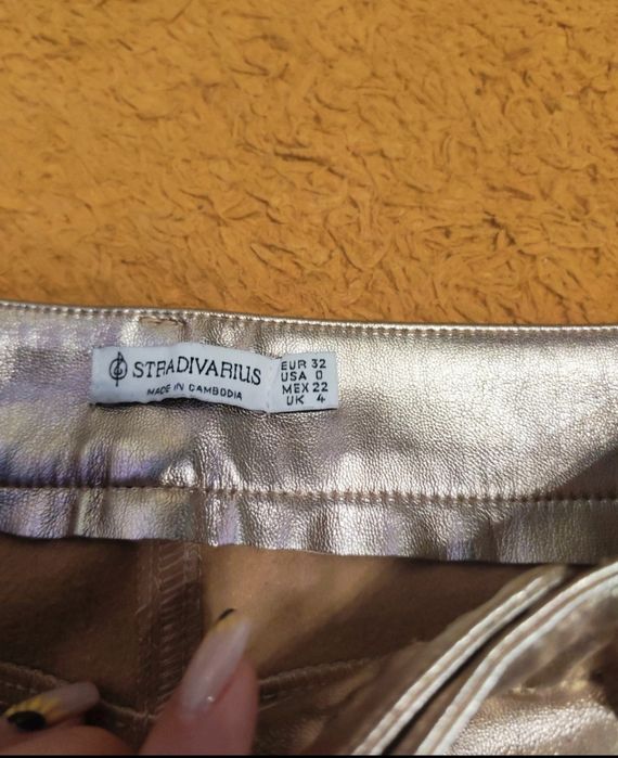 Pantaloni  imitație piele aurii marimea32