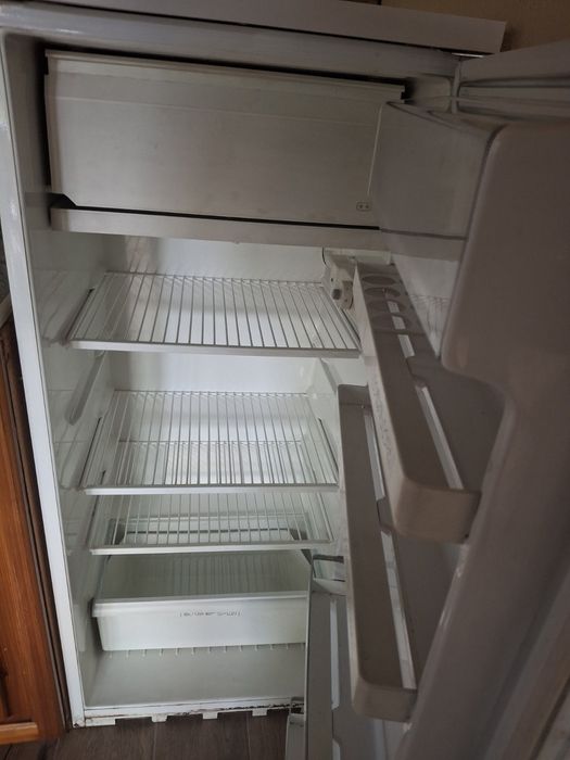 Продавам отлично работещ хладилник Зануси