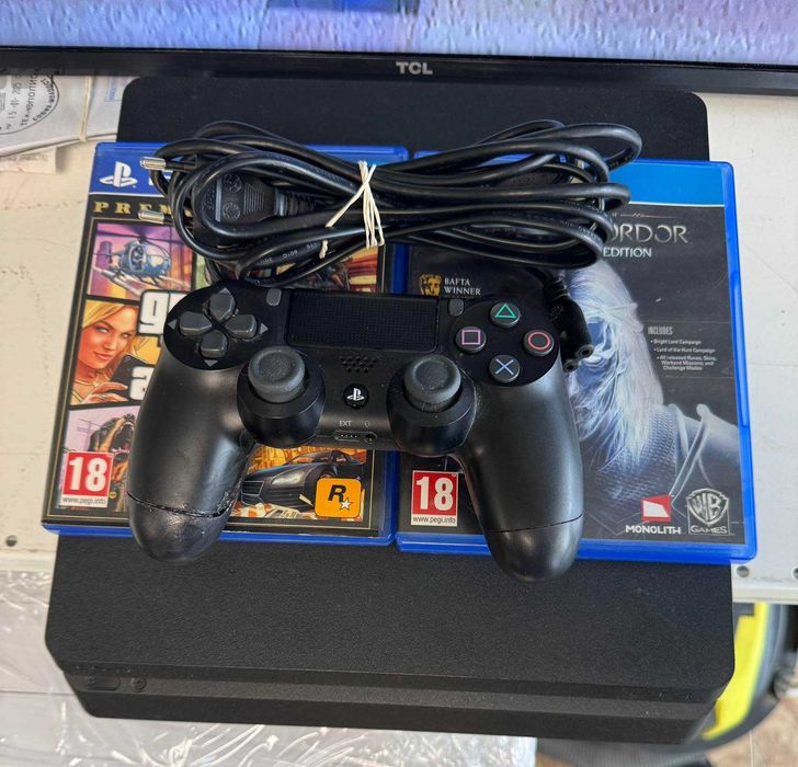 Конзола Sony Playstation 4 Slim 500GB+1 джойстик+2 игри