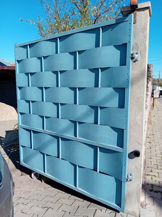 Se vinde gard din metal.