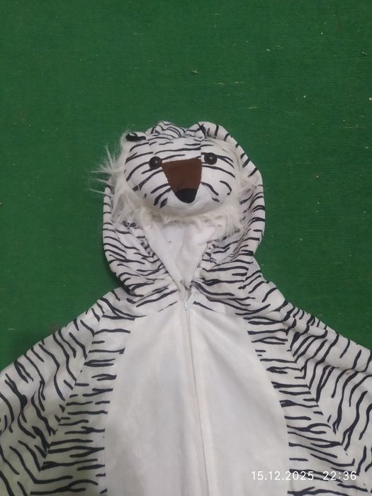 Продам карнавальные костюмы тигрят.