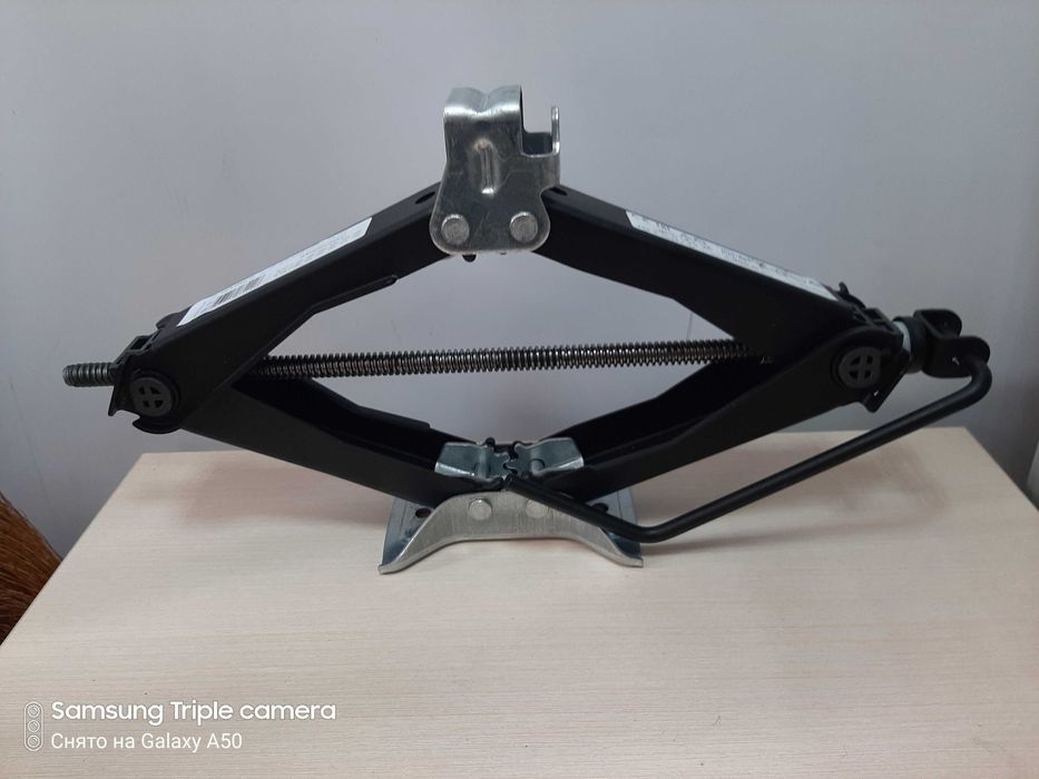 Продам домкрат ромбический винтовой.