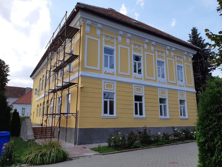 Case la rosu si cheie