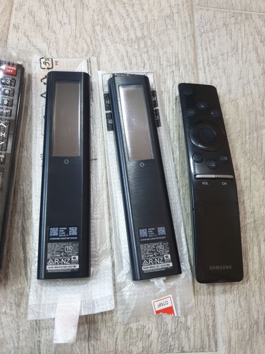 Telecomanda smart TV LED Samsung solara ovala metal cu butoane
