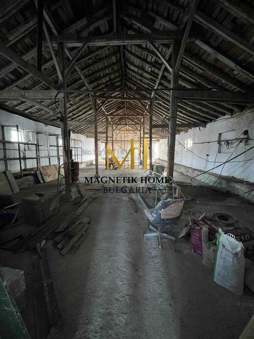 Складова база с товарен вход и частен паркинг в ж.к. Долно Езерово