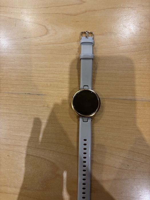 Продава се часовник Garmin Lily
