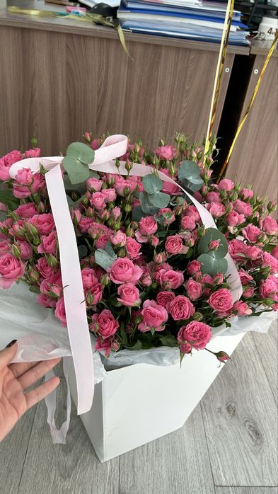 Цветы, букет кустовые розы свежие